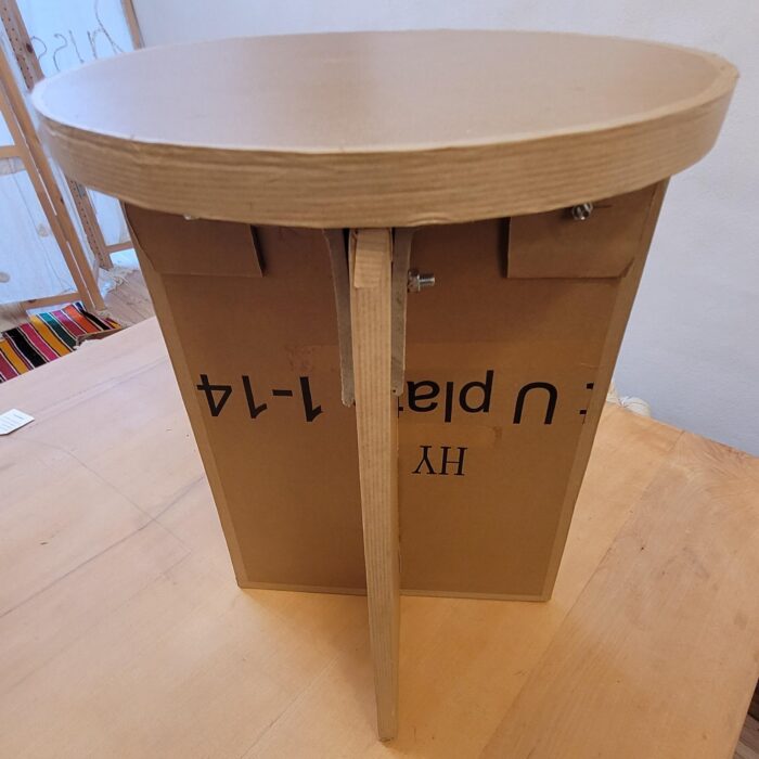 Tabouret démontable en carton recyclé