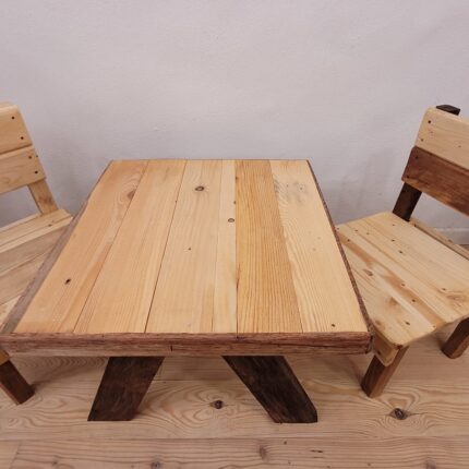 Table pour enfant en bois et ses 2 chaises