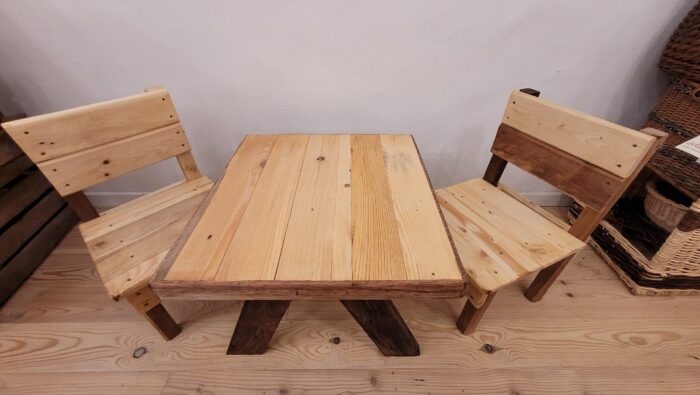 Table pour enfant en bois et ses 2 chaises