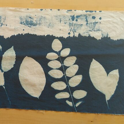 Cyanotype sur tissu en coton avec impression de feuilles