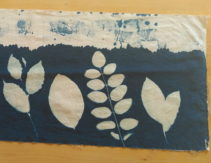 Cyanotype sur tissu en coton avec impression de feuilles