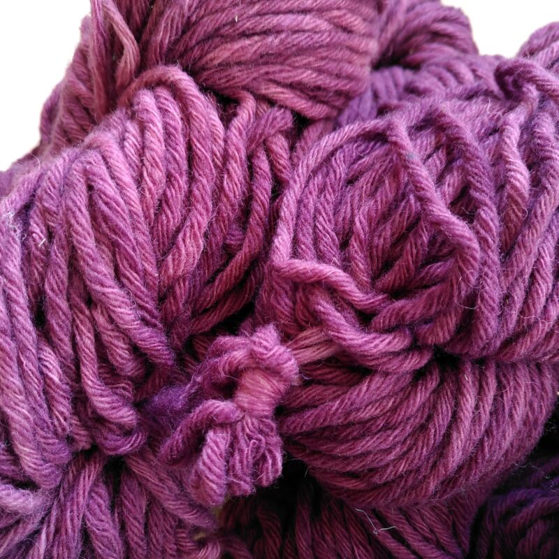 Fil a tricoter laine locale bio teinture ecologique la laine des coccinelles