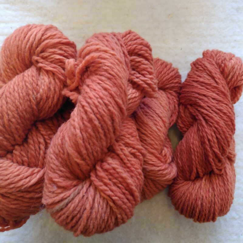 Fil a tricoter laine locale bio teinture ecologique la laine des coccinelles