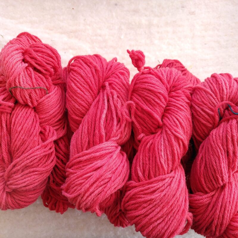 Fil a tricoter laine locale bio teinture ecologique la laine des coccinelles