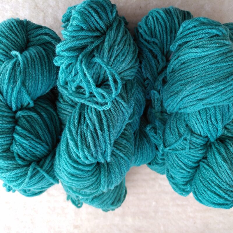 Fil a tricoter laine locale bio teinture ecologique la laine des coccinelles