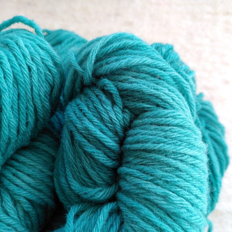 Fil a tricoter laine locale bio teinture ecologique la laine des coccinelles