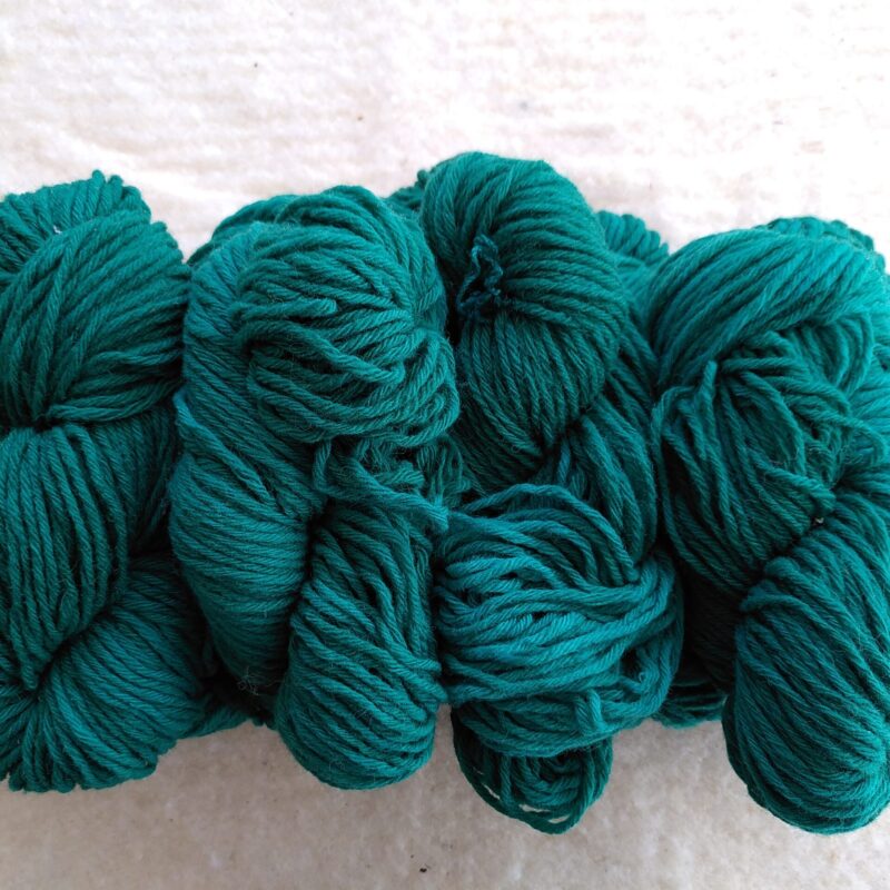 Fil a tricoter laine locale bio teinture ecologique la laine des coccinelles