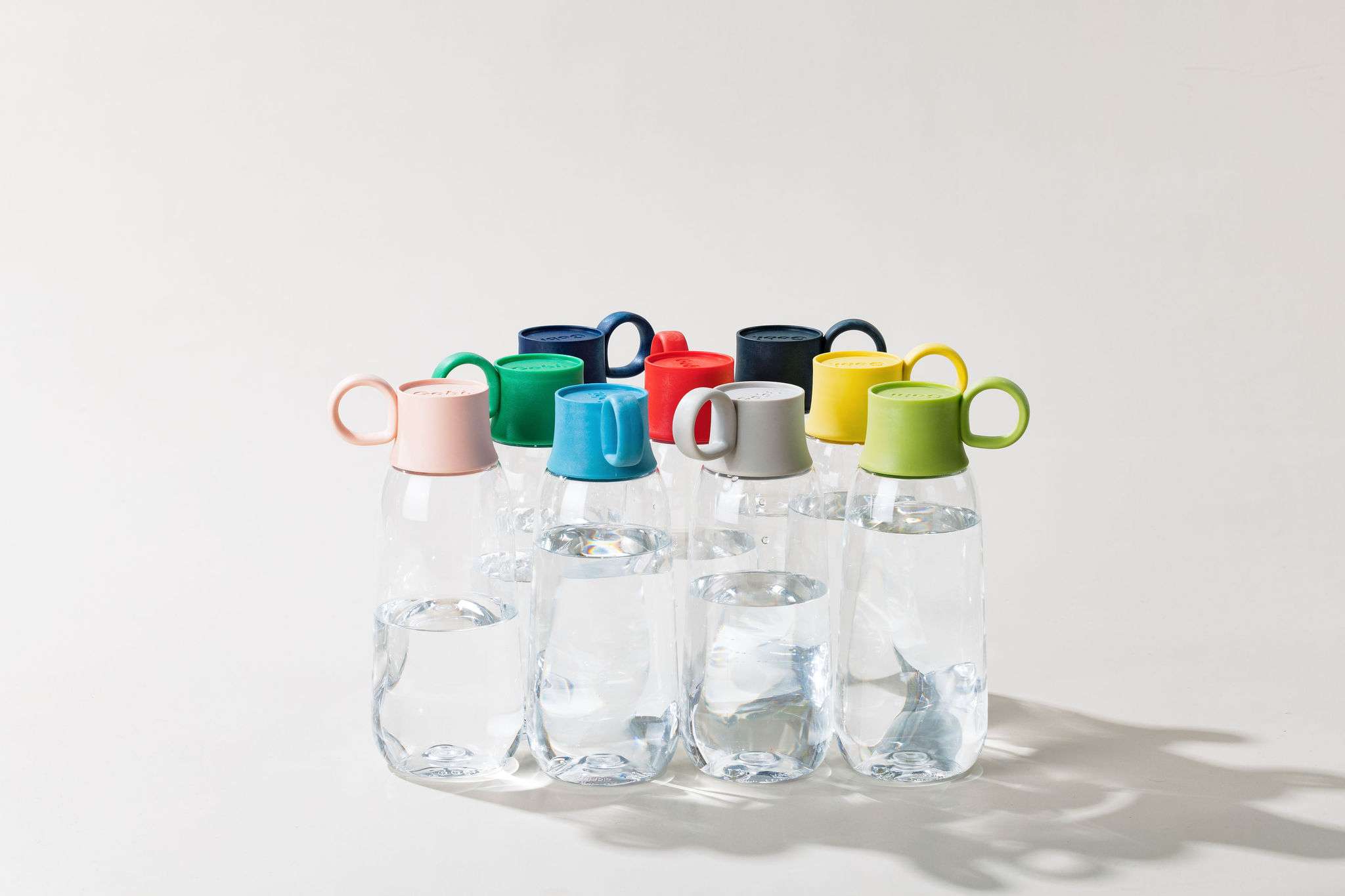 https://www.coccinellesetcompagnie.com/wp-content/uploads/2023/08/Gourde-en-verre-recycle-et-recyclable-bouchon-ergonomique-couleur-7.jpg