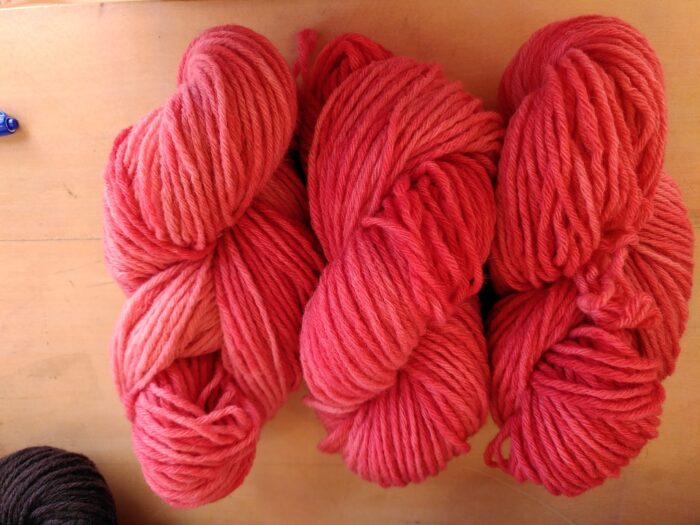 Fil à tricoter laine locale couleur rose bonbon