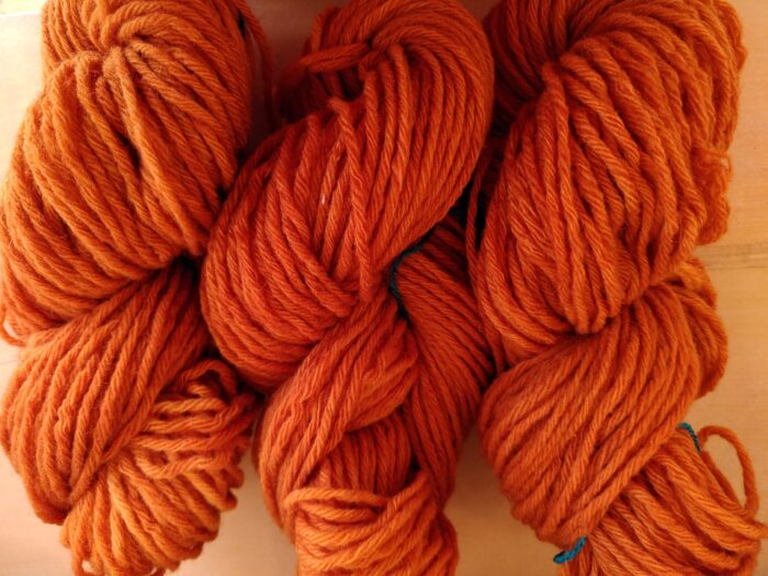 Fil à tricoter laine locale couleur sauce rouille
