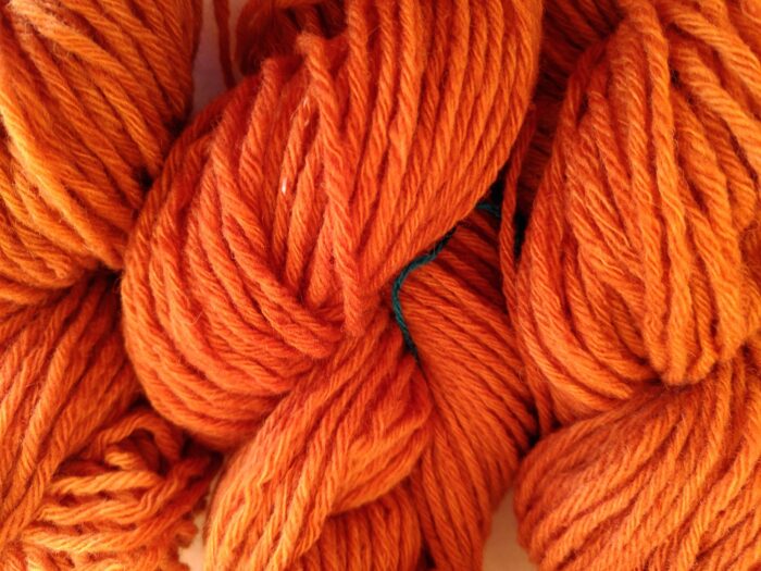 Fil à tricoter laine locale couleur sauce rouille