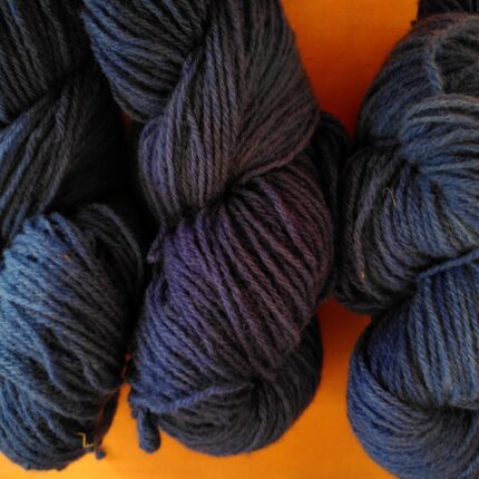 Fil à tricoter laine locale couleur bleu roi minéral