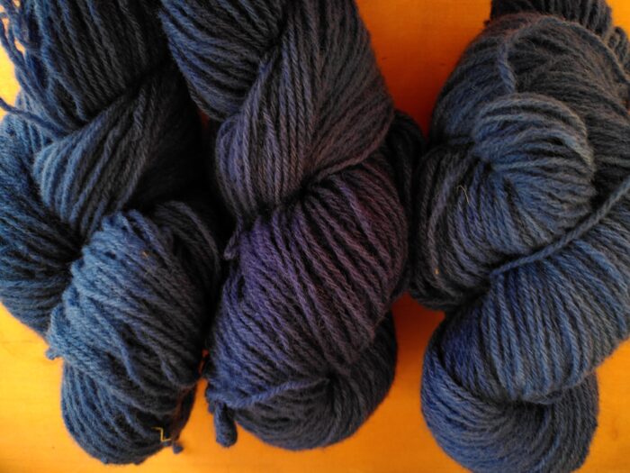 Fil à tricoter laine locale couleur bleu roi minéral
