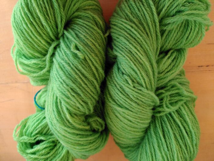 Fil à tricoter laine locale couleur vert presque pomme