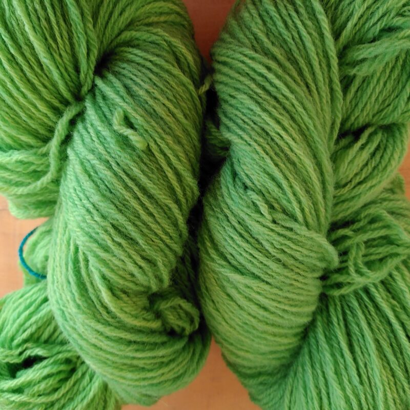 Fil à tricoter laine locale couleur vert presque pomme
