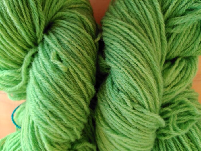 Fil à tricoter laine locale couleur vert presque pomme