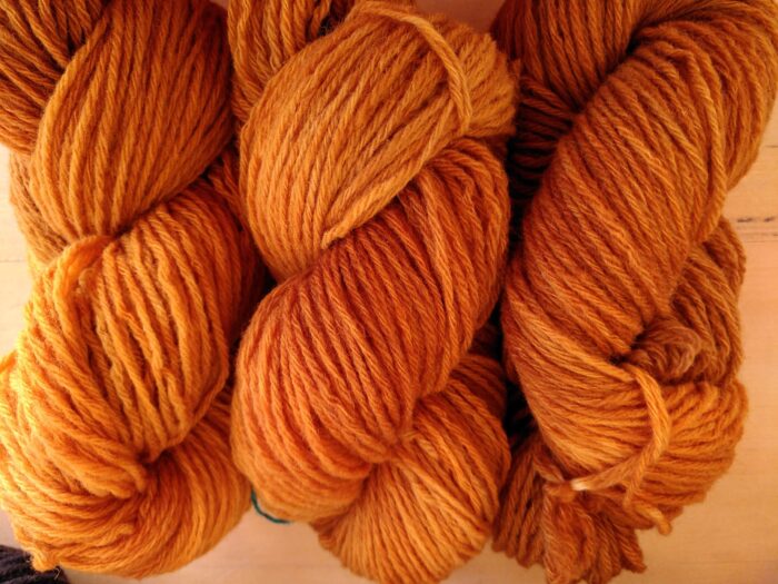 Echeveau fil à tricoter laine couleur orange brûlée