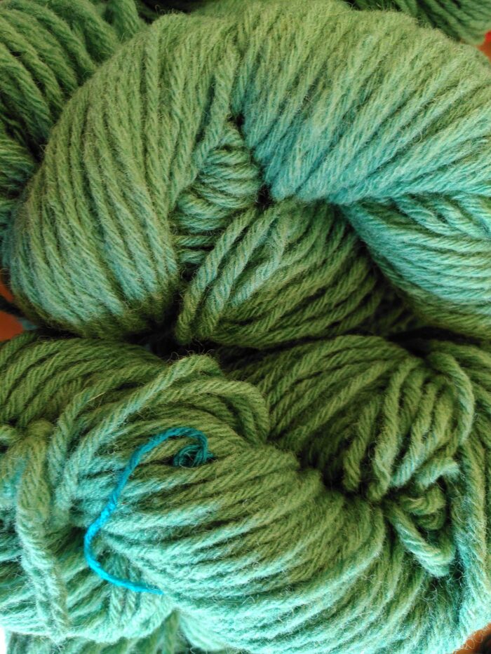 Fil à tricoter en laine locale couleur vert amande