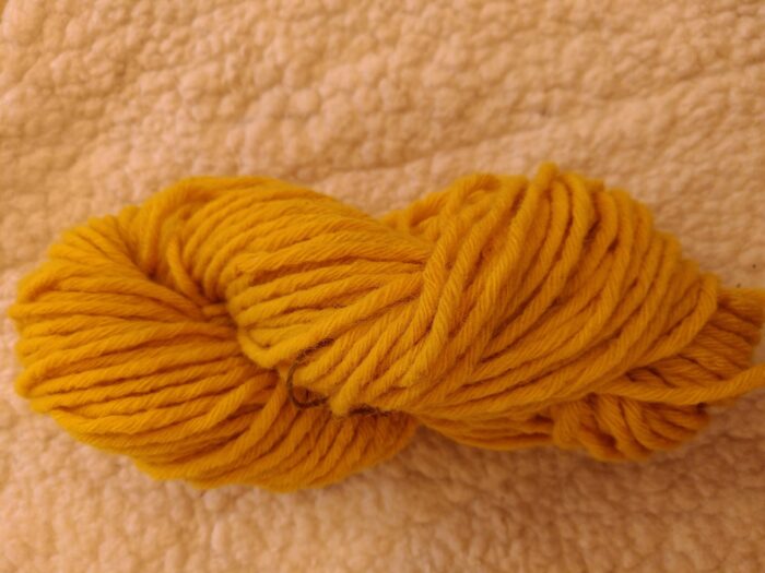 Echeveau laine locale et équitable couleur Jaune légèrement moutarde aiguilles 10 - 12