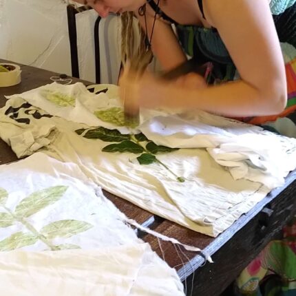 Atelier d'impression textile par martelage de plantes