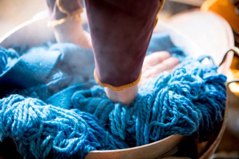 Teinture artisanale de laine locale avec des colorants écologiques certifiés Gots