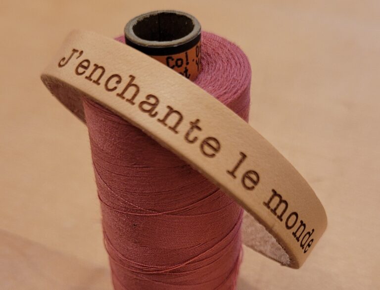 Bracelet en cuir belge gravé par Agnes Marlier avec des phrases poétiques