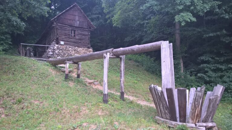 Le foulonnage du tissu de laine lui donne sa souplesse et sa solidité