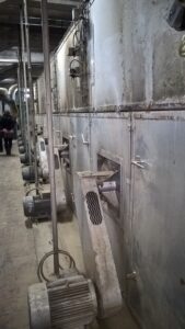 Le lavage de la laine se fait dans plusieurs grands bacs d'eau chaude d'un leviathan