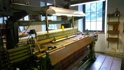 Métier à tisser pour fils de laine et fabrication du tissu