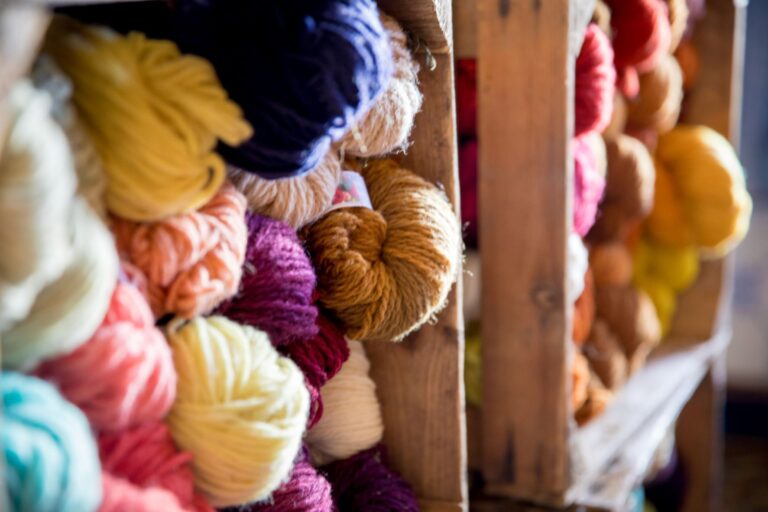 Des fils pour tricoter, crocheter, tisser, faire du macramé, artisanat ou industrie