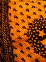 Tissu en pagne africain couleur orange et noir pour l'extérieur du Marmitou