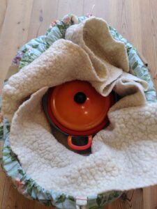 Un poêlon bien emballé dans le Marmitou grâce à la couche amovible en laine