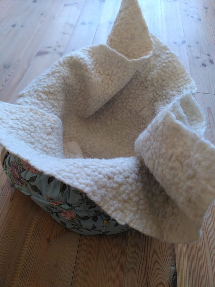 Partie amovible en laine feutrée pour pouvoir être lavée et pour bien envelopper le contenu du Marmitou