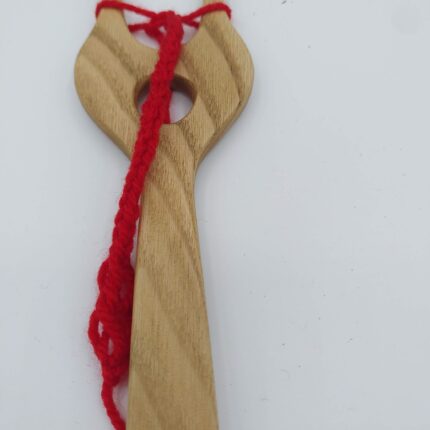 Lucette ou lucet pour fabriquer un cordon avec du fil