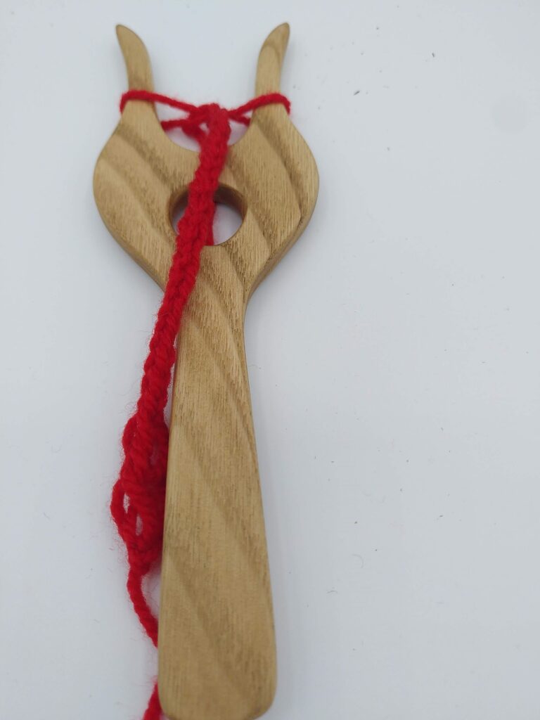 Lucette ou lucet pour fabriquer un cordon avec du fil