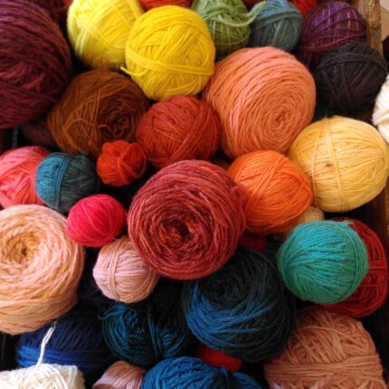 Petites pelotes de laine belge à vendre au poids en mélange de couleurs