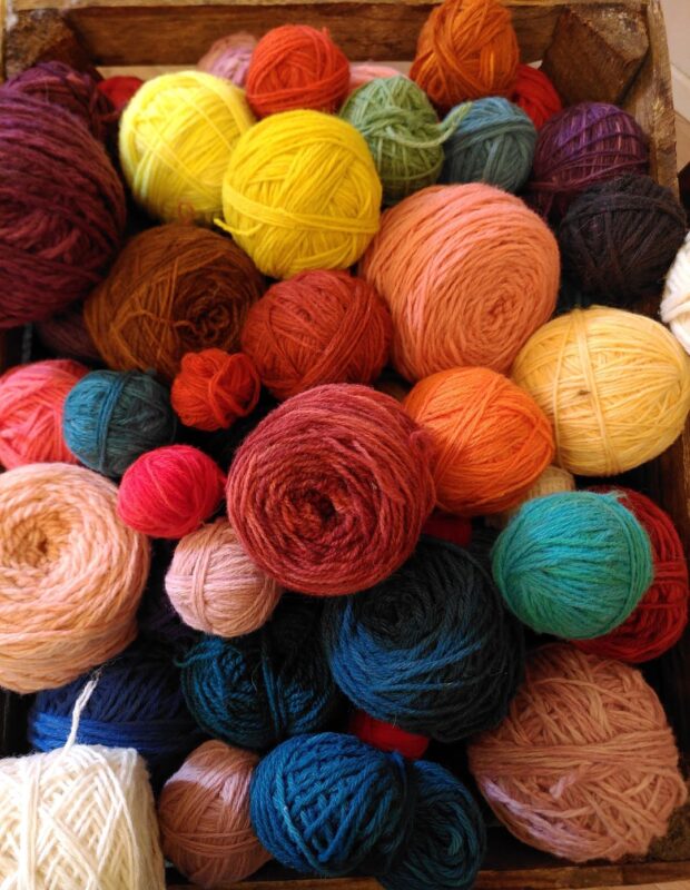 Petites pelotes de laine belge à vendre au poids en mélange de couleurs