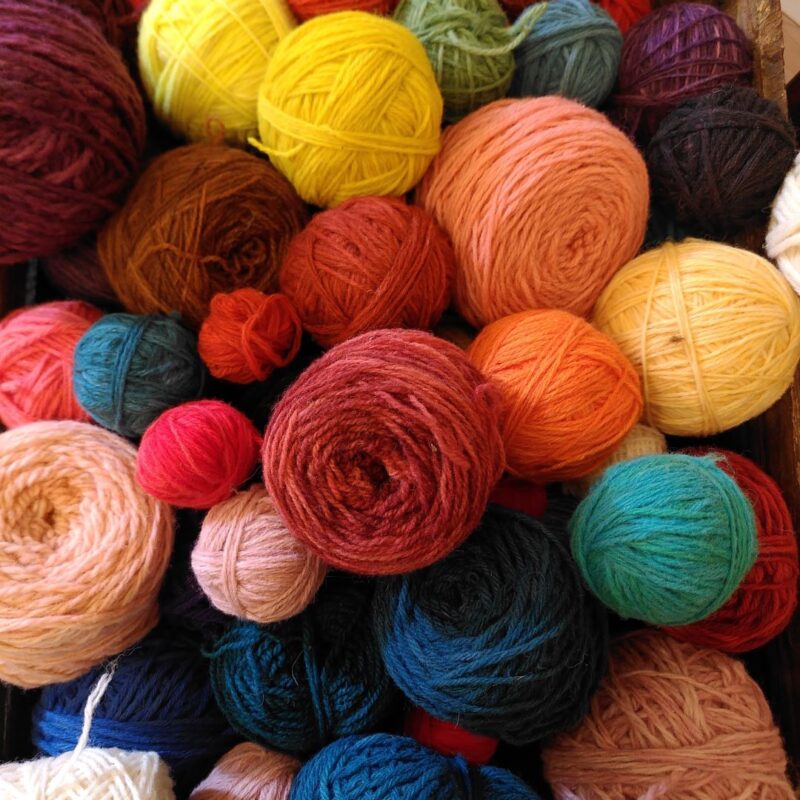 Petites pelotes de laine belge à vendre au poids en mélange de couleurs