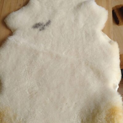 Peaux d'agneau naturelle et locale, laine douce