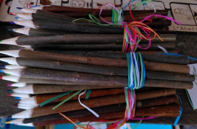 Botte de 10 crayons de couleurs en osier belge