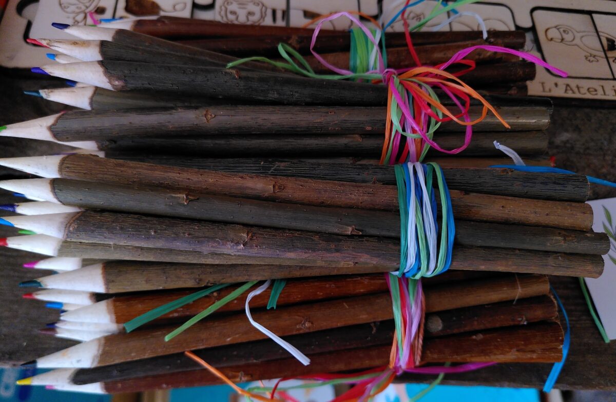 Botte de 10 crayons de couleurs en osier belge