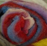 Laine cardée pour filer ou feutrer violet, bleu et rouge