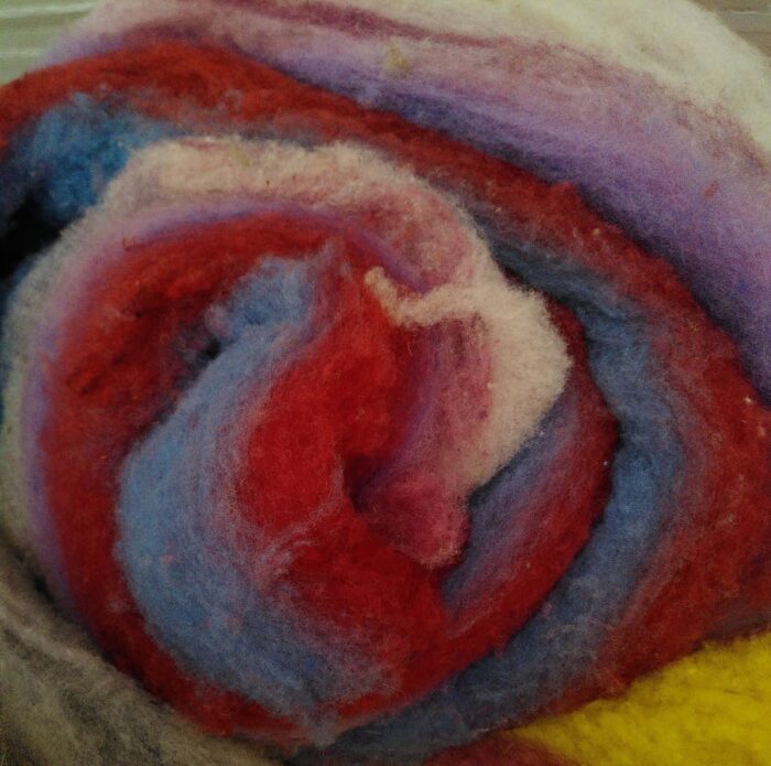 Laine cardée pour filer ou feutrer violet, bleu et rouge