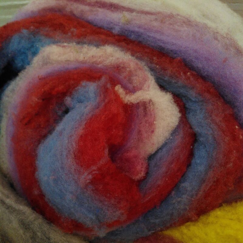 Laine cardée pour filer ou feutrer violet, bleu et rouge