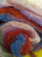 Laine cardée pour filer ou feutrer violet, bleu et rouge