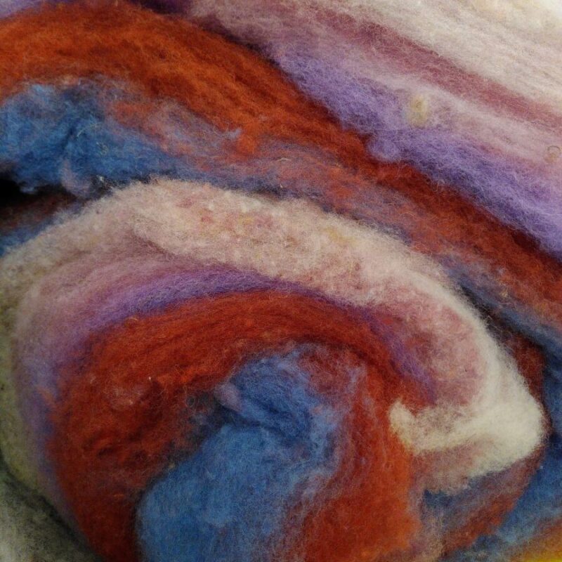 Laine cardée pour filer ou feutrer violet, bleu et rouge