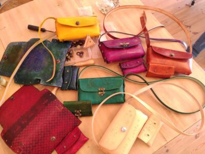 Atelier de création de bijoux en cuir naturel en Gaume