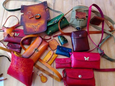 Atelier de fabrication d'une ceinture en cuir au point de sellier