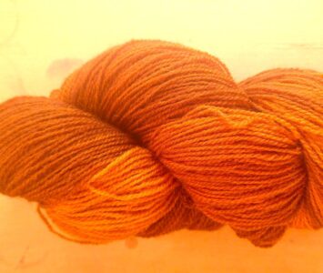 Fil à tricoter en laine locale belge et française et teinture artisanale bio.