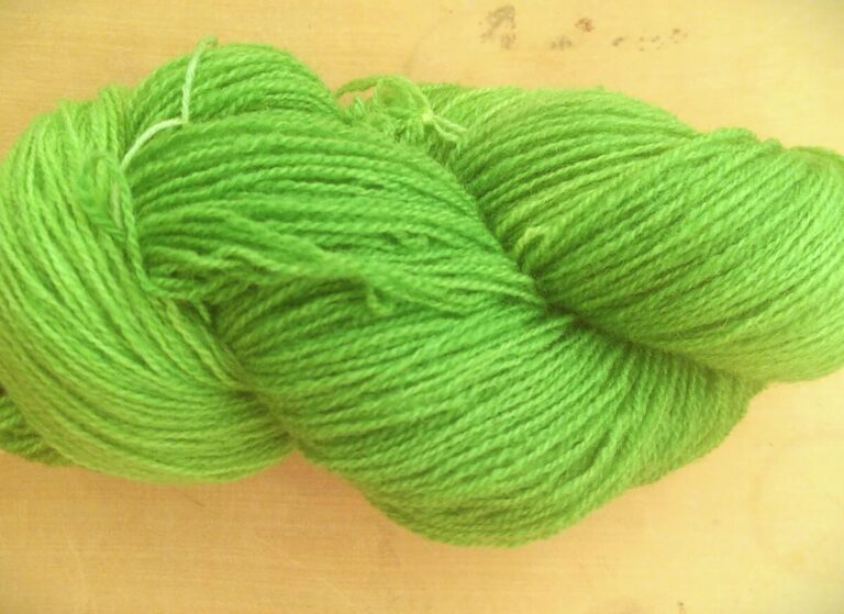 Fil à tricoter en laine locale belge et française et teinture artisanale bio.